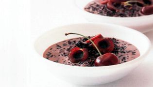 Arroz preto doce com frutas vermelhas